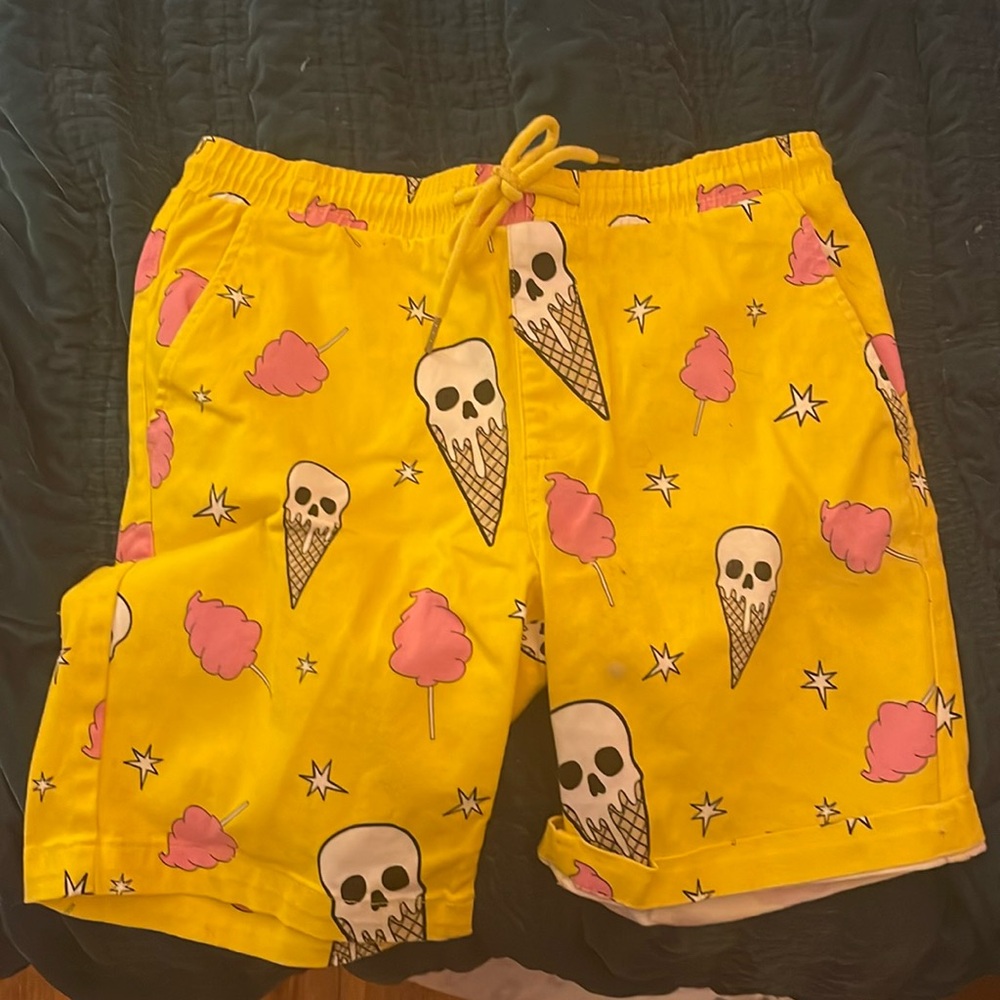 Forever 21 Men’s Small yellow skull print shorts